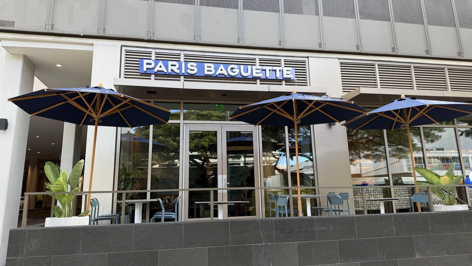 Paris Baguette sign