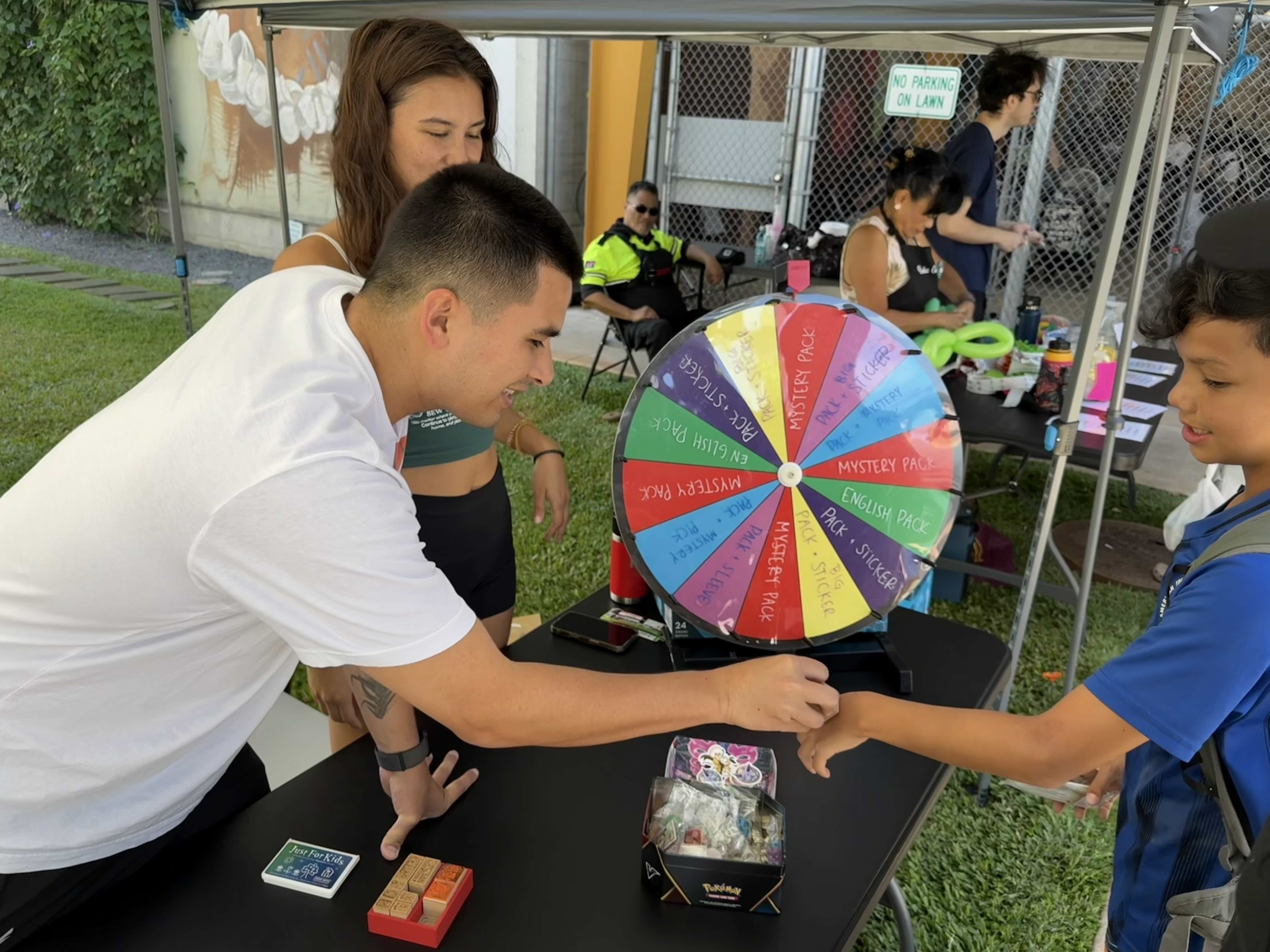 Kamaka Dias greets keiki at the Keep It Aloha Card Show, which debuted May 2-3 at SALT at our Kakaʻako, featuring more than 50 vendors and live music.
PC: Kelsey Kukaua Medeiros