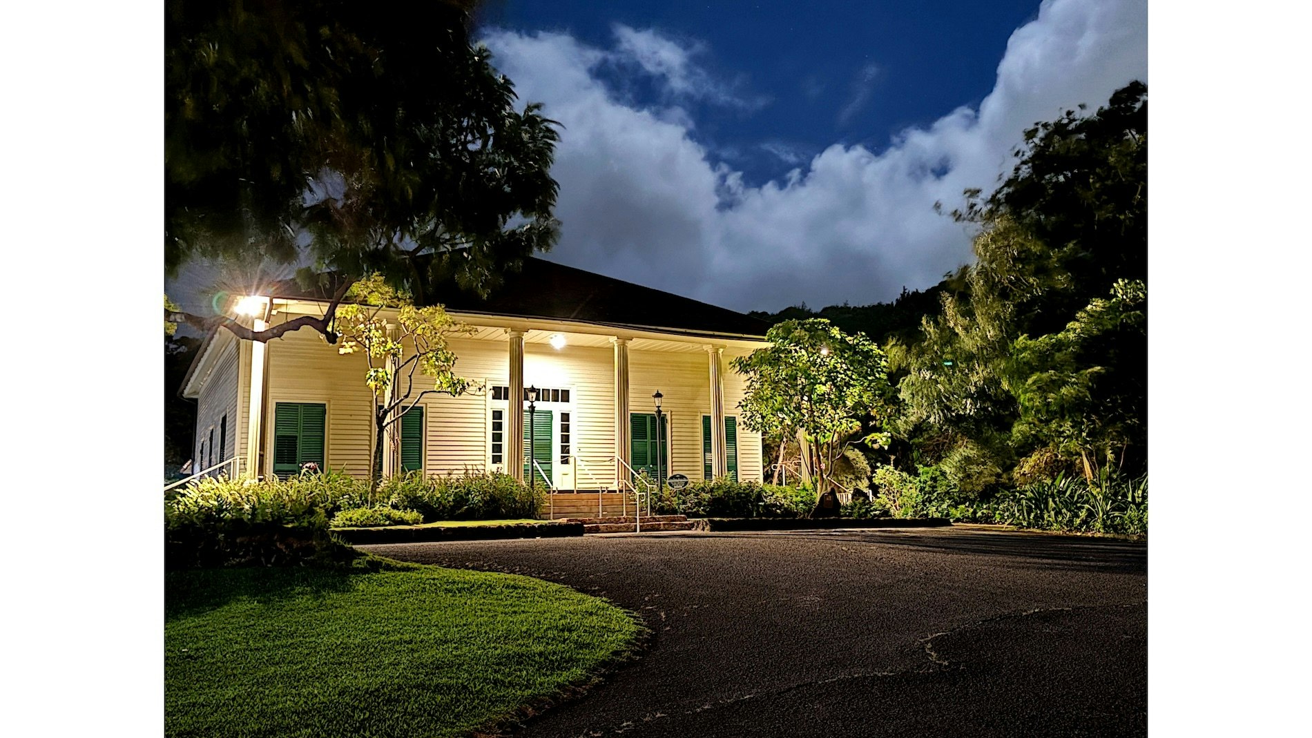 Queen Emma Summer Palace at night