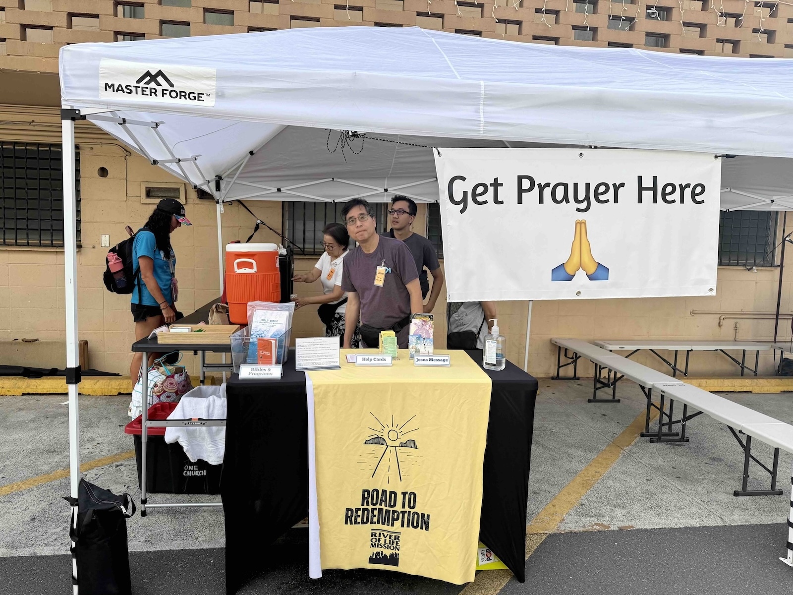 On Thursday afternoons, River of Life Mission supplies its Grace2Go snack bags, along with 50 hot meals, and volunteers who minister to homeless at St. Augustine. Prayer and coffee are amenities. Photo by Kelsey Kukaua Medeiros