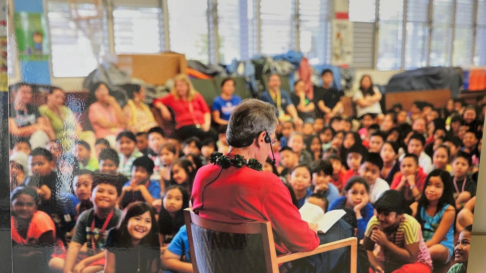 Jed Gaines, president and founder of Read Aloud America, reads to a 4th grade class in Waipahu.
