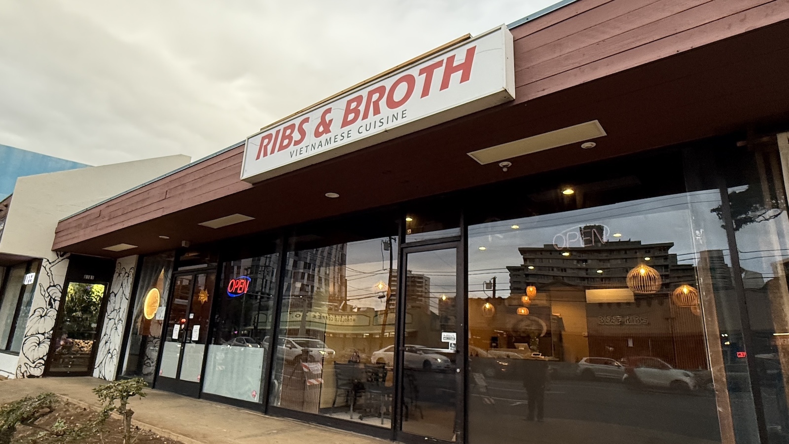 Ribs & Broth sign
