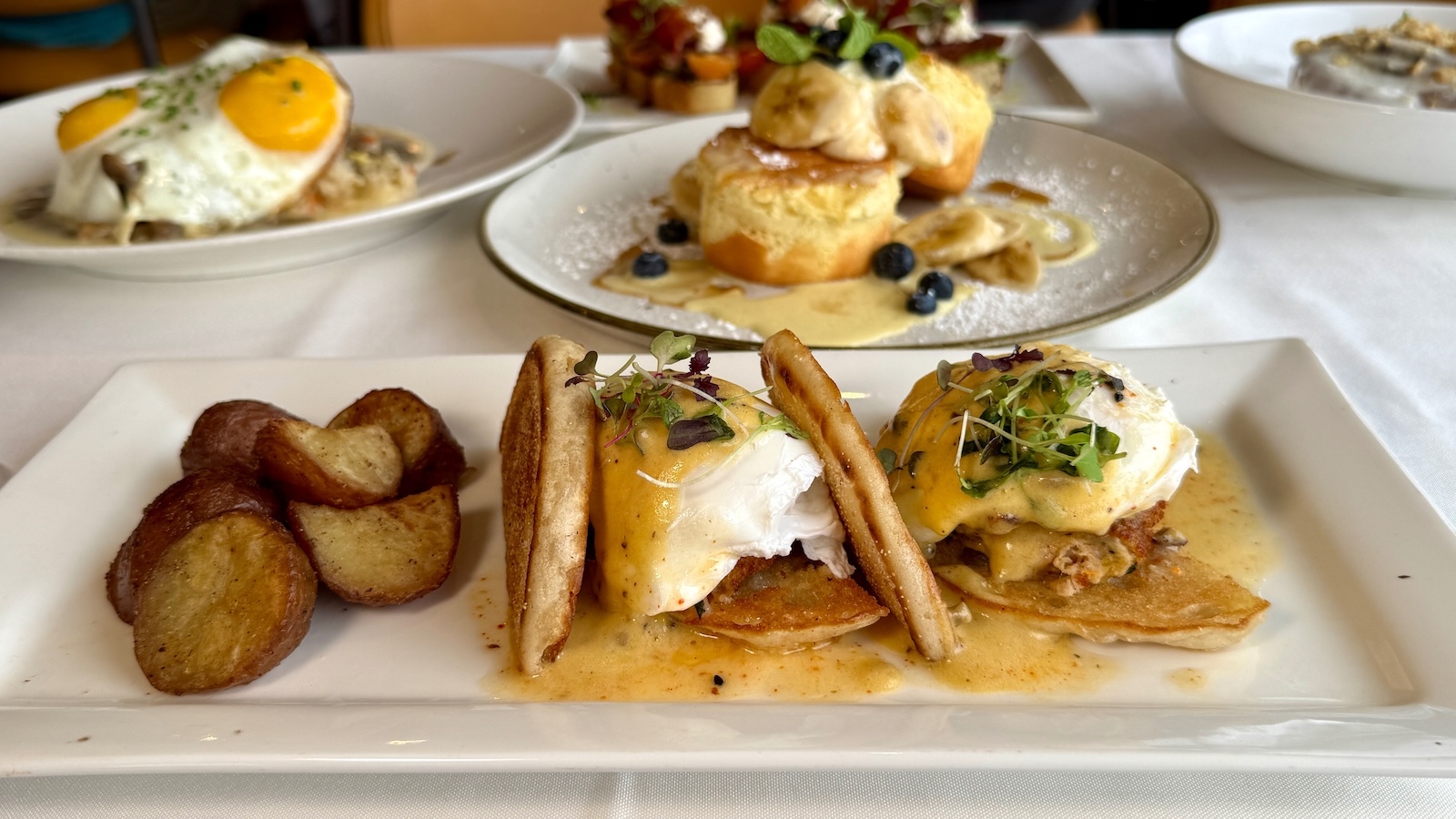 crab cake eggs benedict