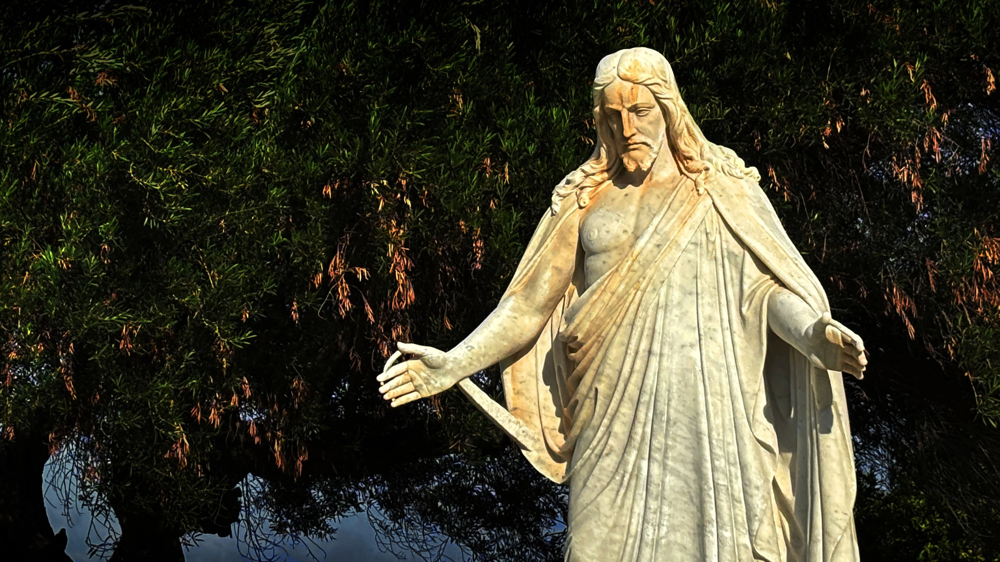 The Statue That Watches
