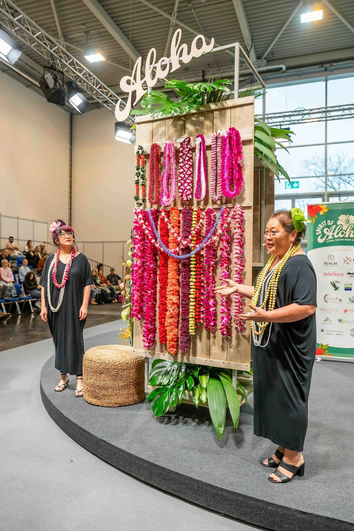 Giant lei stand