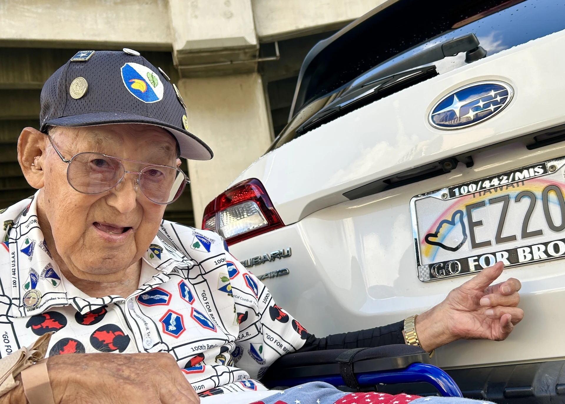 Dr. Takashi Manago, a 101-year-old 100th Infantry Battalion veteran, gets his Shaka plate.