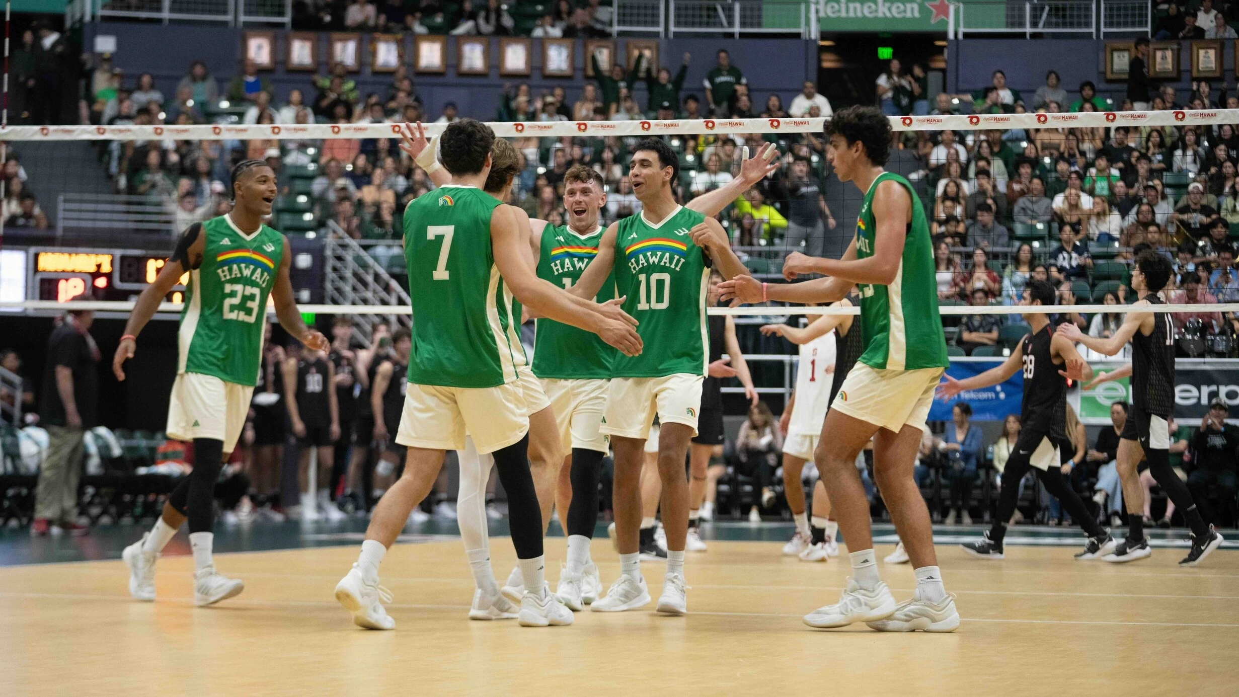 Fueled by its fans, Hawai‘i outlasts Stanford to stay unbeaten