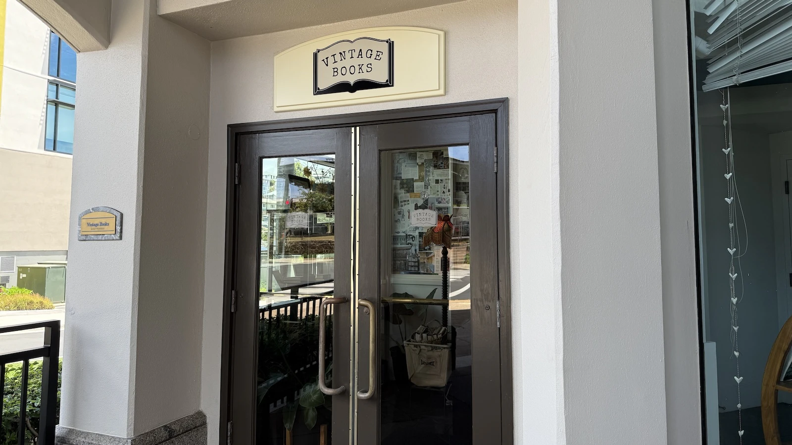 Vintage Books Hawaii sign