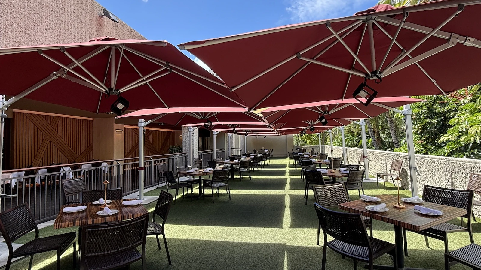 W Lanai seating