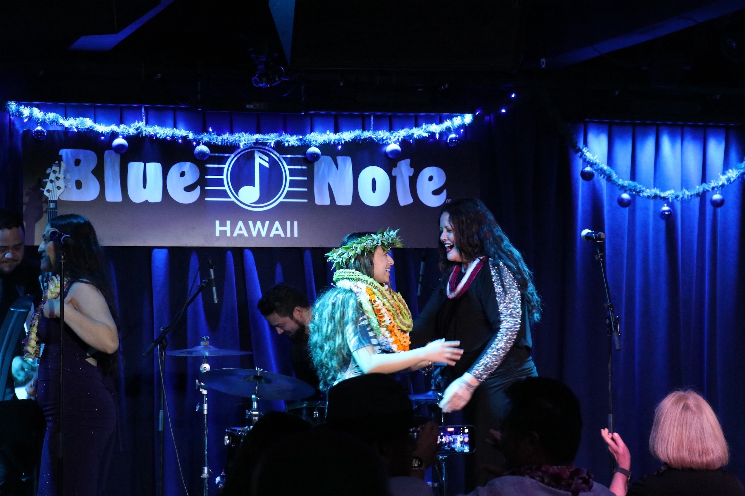 'Iliahi Ka’ōnohi embraced her mentor Amy Hānaiali’i after being named the winner.