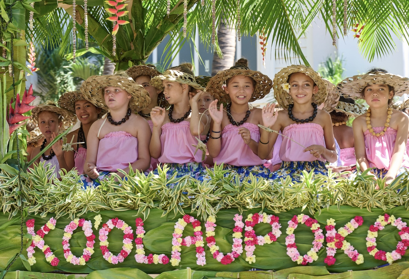 Keiki dancers brightened last year’s float along with an abundance of fresh flowers and greenery.