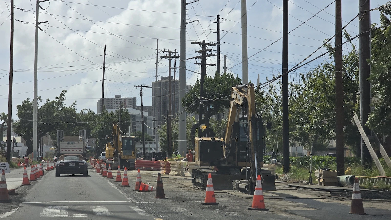 Construction along Dillingham Boulevard in Iwilei.