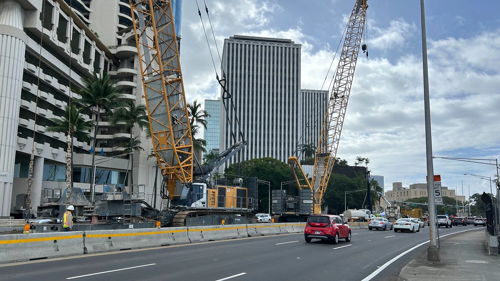 The new traffic control devices planned for Kamehameha Highway and Dillingham Boulevard will be similar to what is currently being used on Nimitz Highway, pictured here.