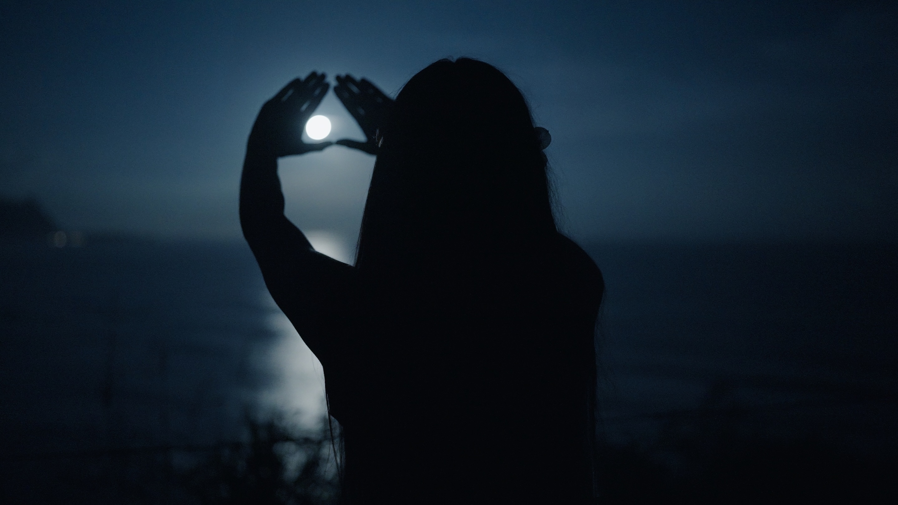 The music video “Hanalei I Ka Pilimoe” was filmed by moonlight at Hanalei Bay.
