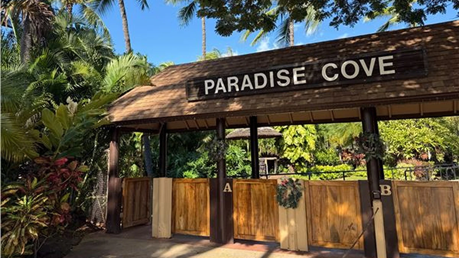 Items from Paradise Cove Lū‘au for sale at auction