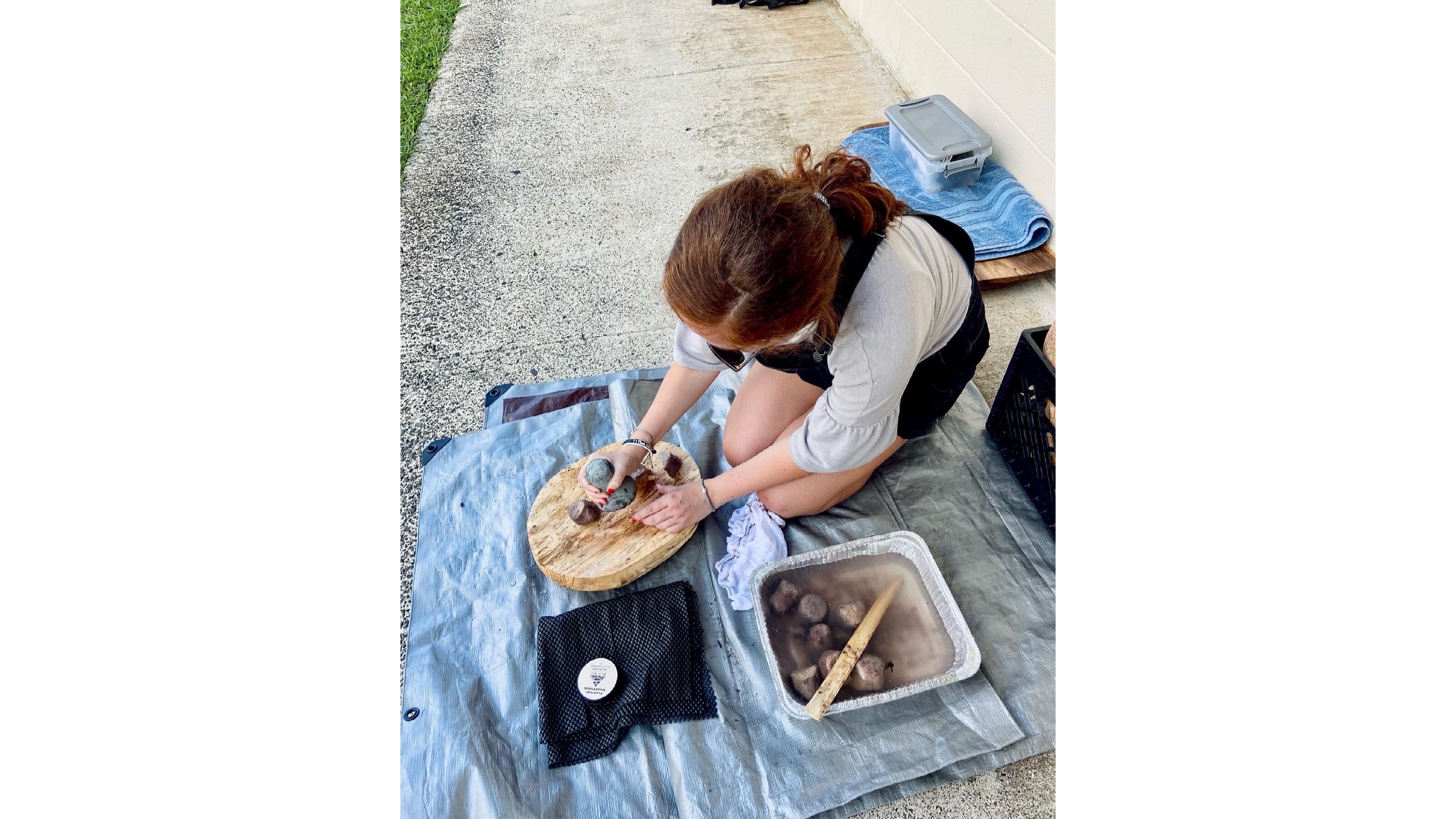 A haumana of Kawaʻa, pictured pounding poi at hoʻike on March 2021.