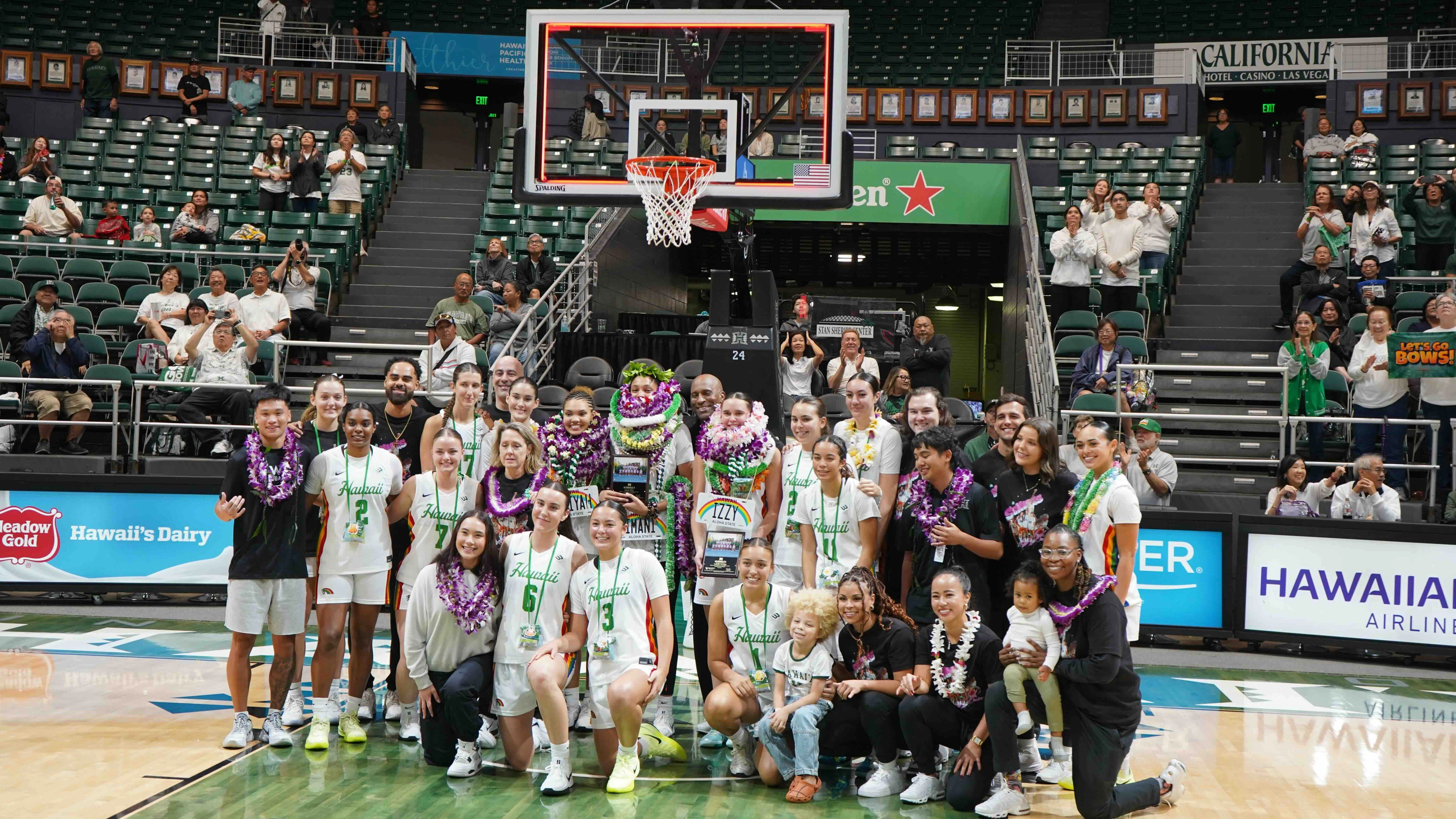 Hawaii WBB senior night full team 022826