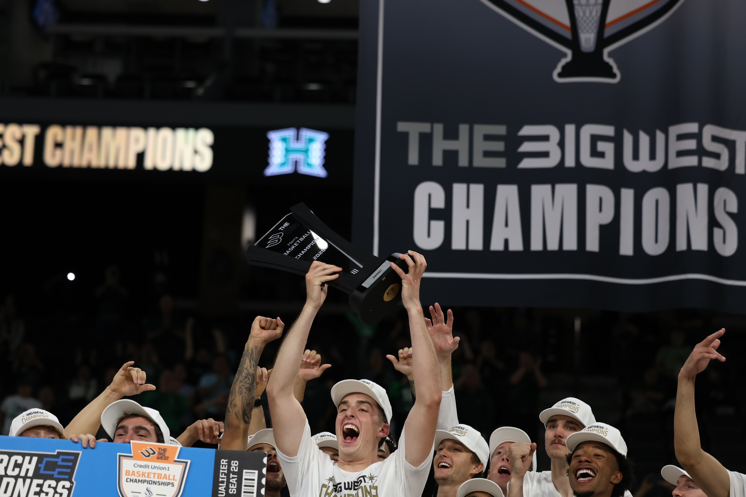 Hawaii basketball 031526