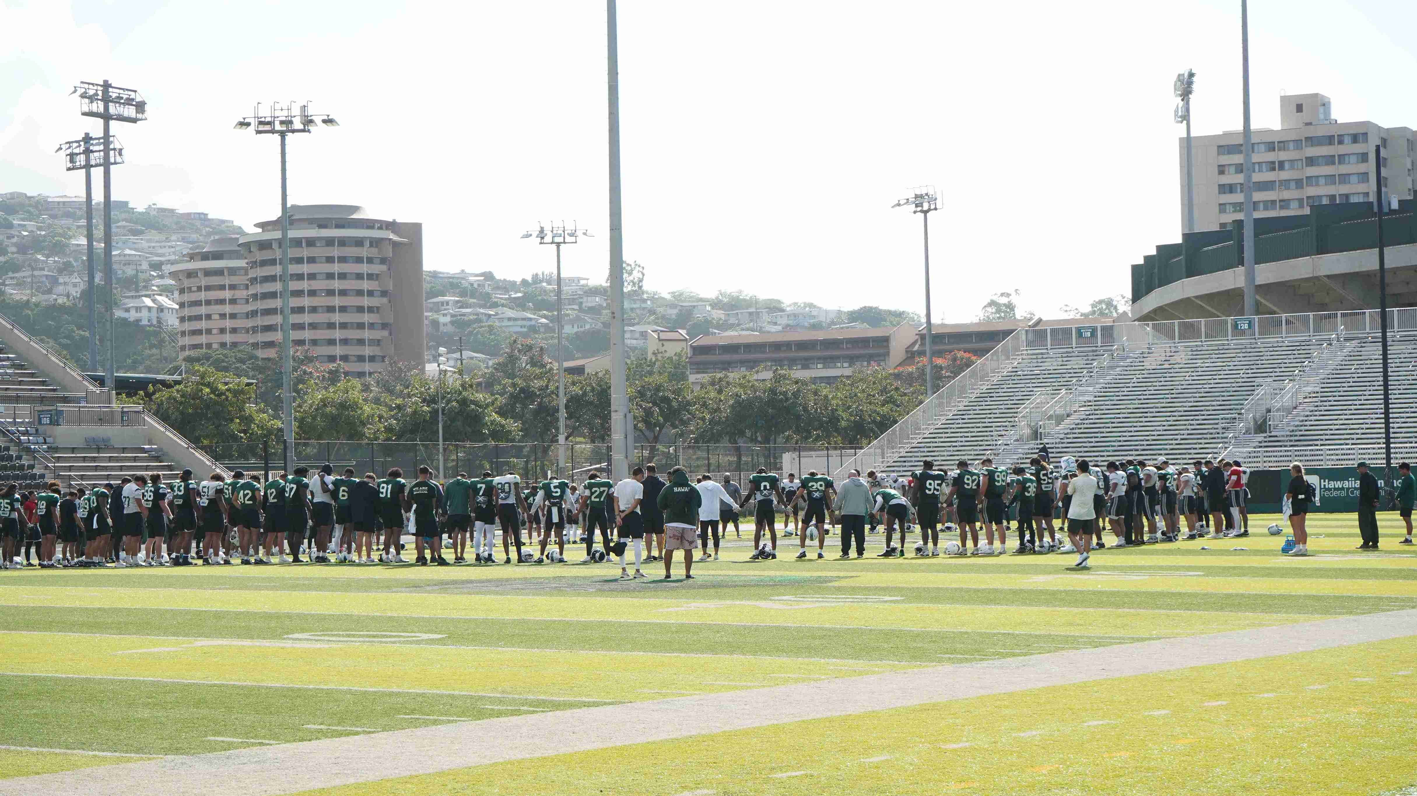 Hawaii football 100826