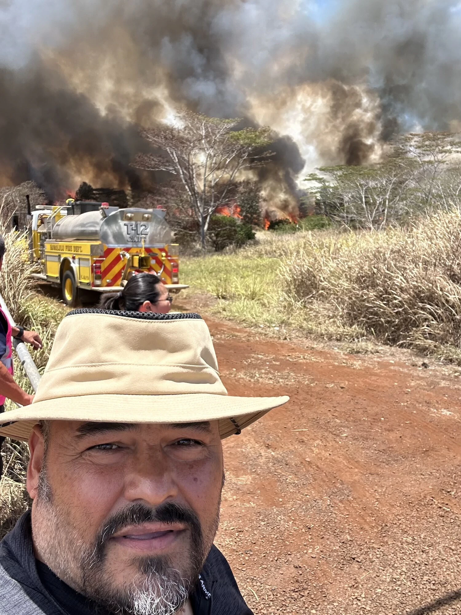 Kunia resident Helio Arana rushed to aid firefighters in his neighborhood.