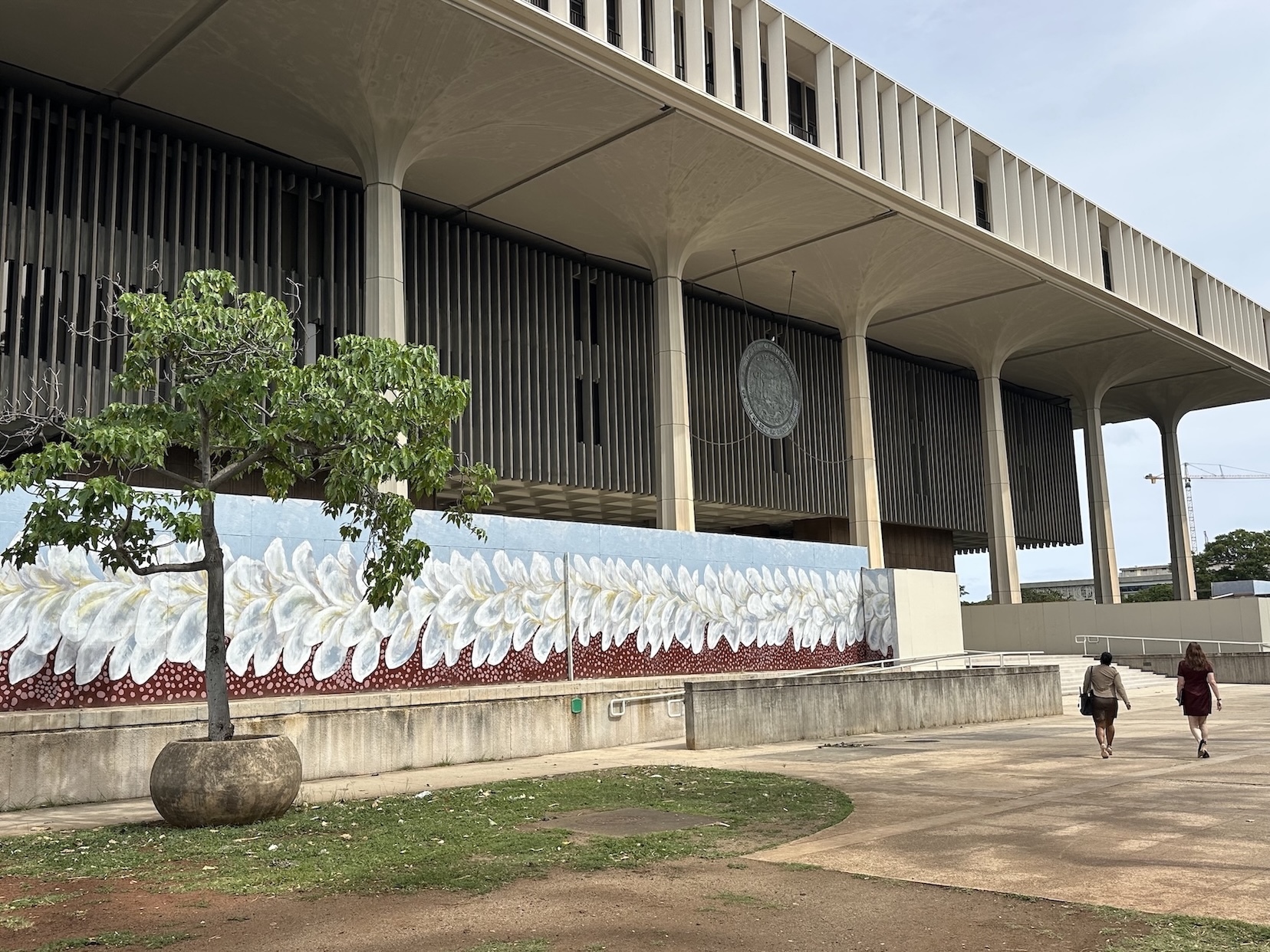 The Hawaiʻi State Capitol includes chambers for the house and senate, as well as offices for the legislative and executive branches.