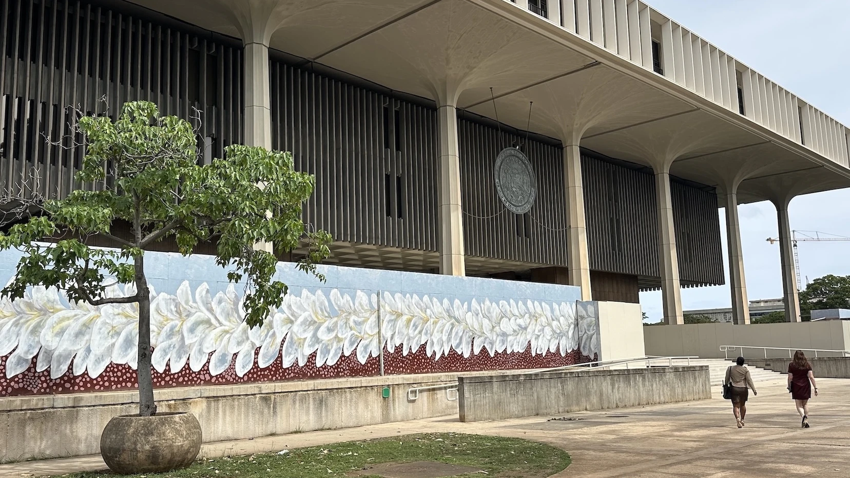 The Hawaiʻi State Capitol includes chambers for the house and senate, as well as offices for the legislative and executive branches.