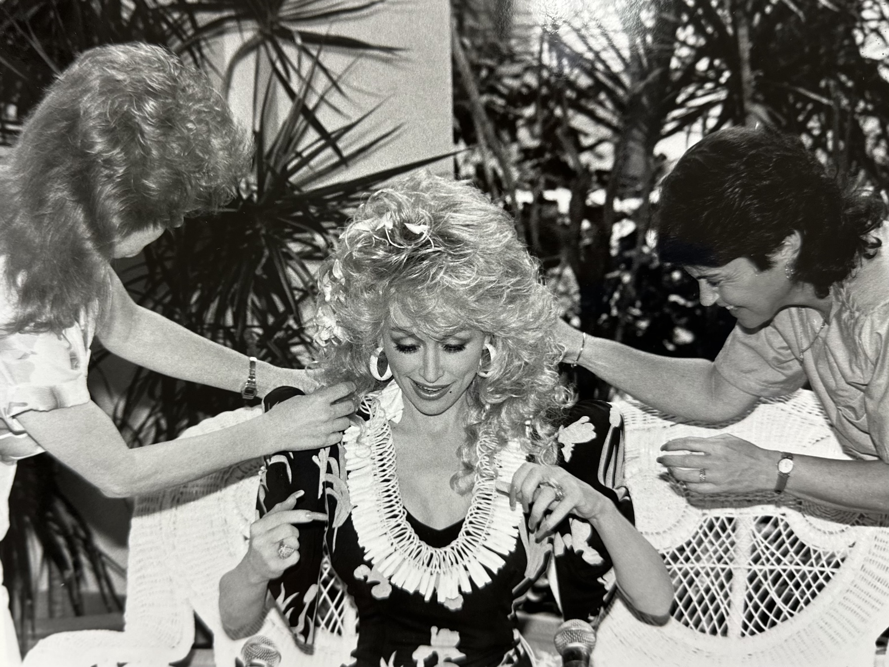 Dolly Parton owned a home in Portlock, performed for audiences on Oʻahu, and filmed a 1988 episode of her ABC variety series “Dolly” in the Islands.