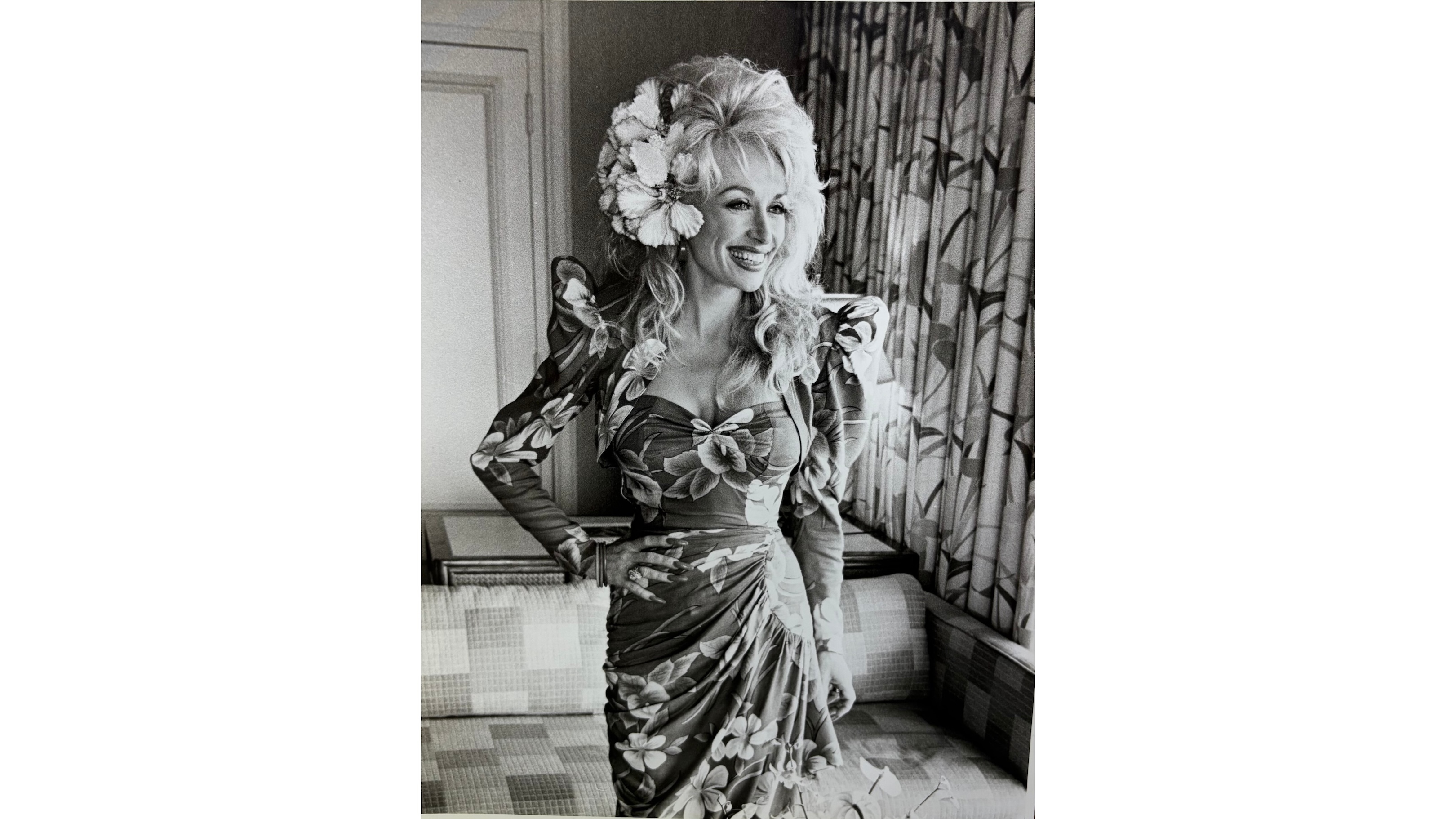 Dolly Parton posed for the camera with flowers in her hair.